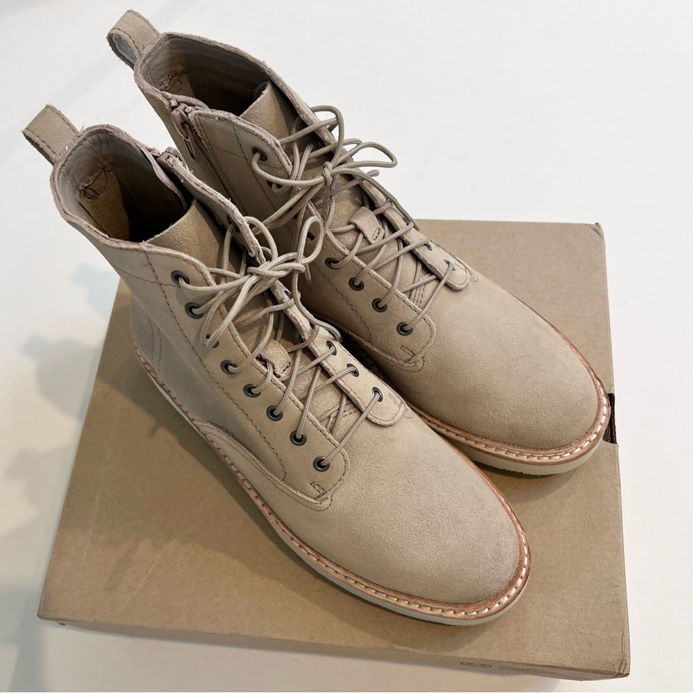New in box Clarks Women's Trace Pine Ankle Boots Sand Suede size 7 medium.